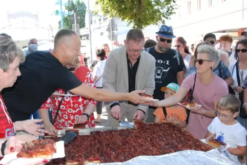 Den großen Quetschekuchen hatte die Bäckerei Görtz spendiert. 