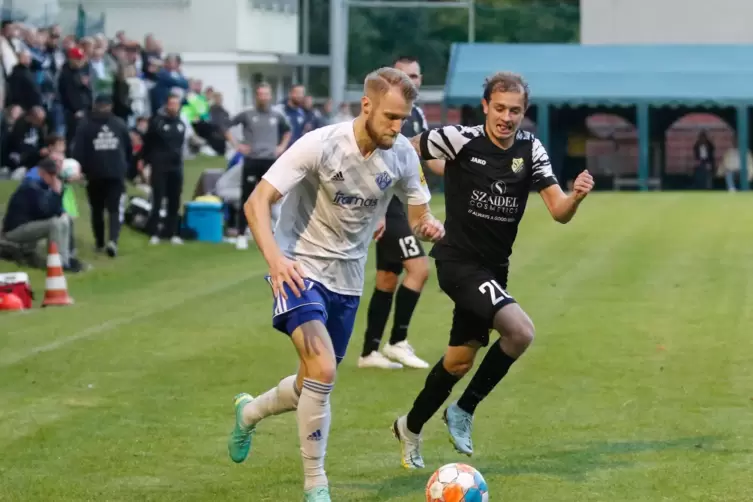 Der Pirmasenser Manuel Grünnagel (links) im Laufduell mit Justin Smith vom SV Morlautern. 