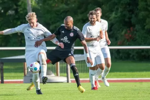  Daniel Szadorf (links) und Idar-Obersteins Regisseur Alex Ricardo Xavier Do Nascimento im Kampf um den Ball. 