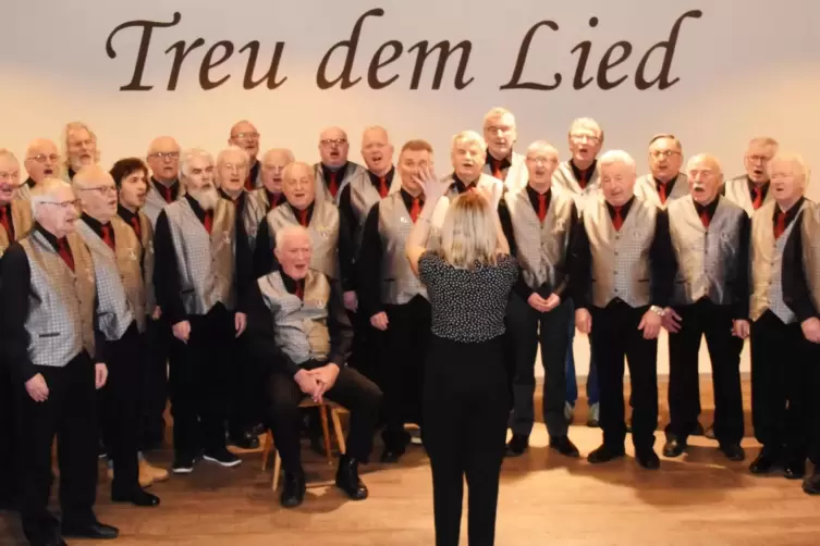 Seit 100 Jahren ein wichtiger Atkeur im Dorfgeschehen: der Männerchor, hier unter der Leitung von Eva Kling