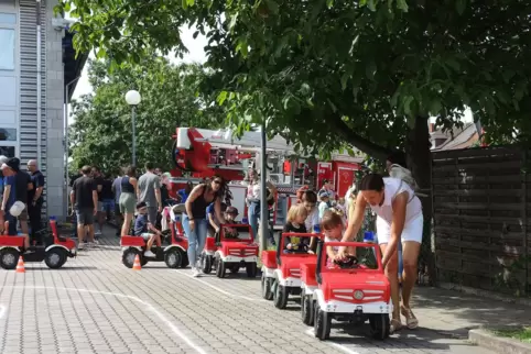 Für die großen Fahrzege braucht die Feuerwehr mehr Platz.