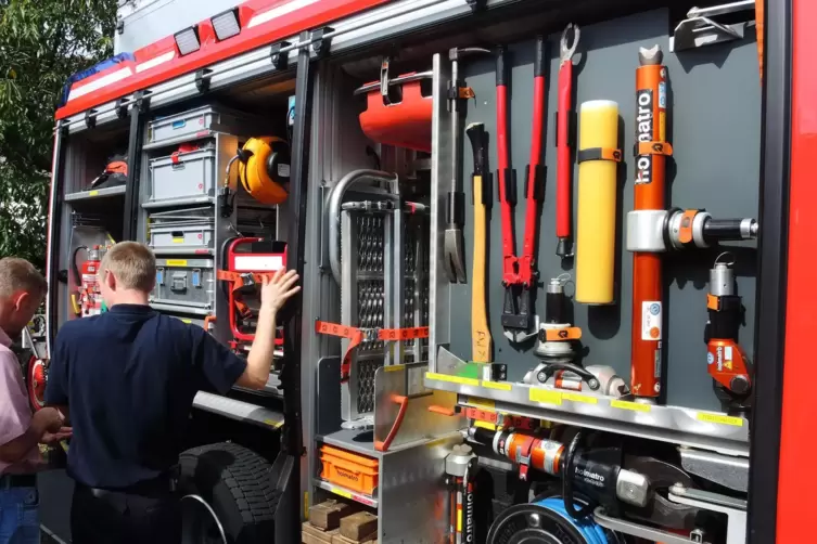 Ein Blick auf die Ausrüstung eines Feuerwehrautos.