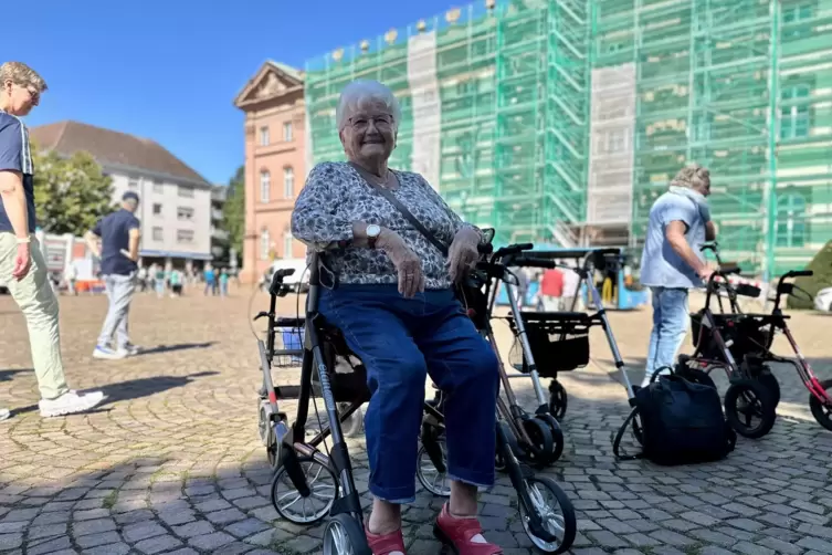 Irene Schnur sagt, dass es mit dem Rollator schwer wird, wenn es an Treppen keine Geländer gibt.