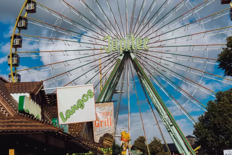 Ein Wurstmarkt ohne sie ist undenkbar: Das Riesenrad Jupiter und das Kettenkarussell Super-Wellenflug sind natürlich auch in die