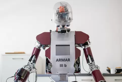 Ein Roboter mit der Bezeichnung „Armar IIIb“ steht vor einem Schreibtisch. Er könnte Richtern besonders bei einer Sache helfen. 