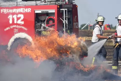 Die Feuerwehr kämpft vielerorts mit den Folgen anhaltender Trockenheit. 