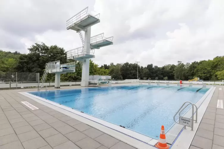 Fürs Warmfreibad hat der Fördervereinsvorsitzende Tobias Wiesemann viele Wünsche. Erstmal wird nun das Springerbecken saniert.