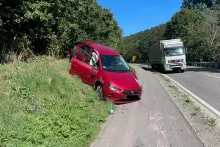 Das Unfallfahrzeug auf der Böschung.