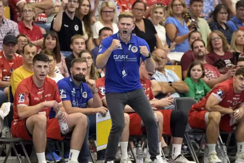 Eulen-Trainer Johannes Wohlrab jubelt.