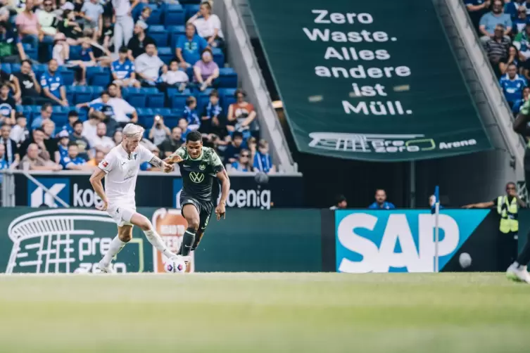 Kein Müll ist das Ziel. Links der Hoffenheimer Spieler Wout Weghorst in der Partie gegen den VfL Wolfsburg am Samstag.