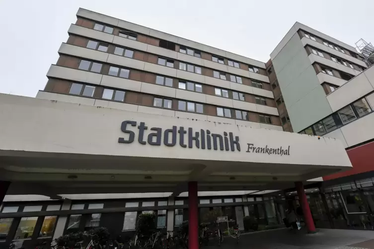 Dass die Stadtklinik tief in den roten Zahlen steckt, belastet auch den Haushalt der Stadt.