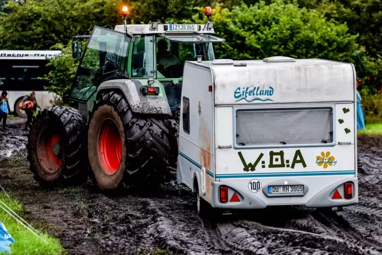  Extrembeispiel: Ein Traktor zieht einen Wohnwagen vom verschlammten Campinggelände des Wacken Open Air.