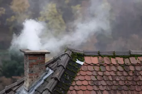 Der Kamin raucht, unten brennt ein Holzofen. Oben kommt auch Feinstaub raus. 