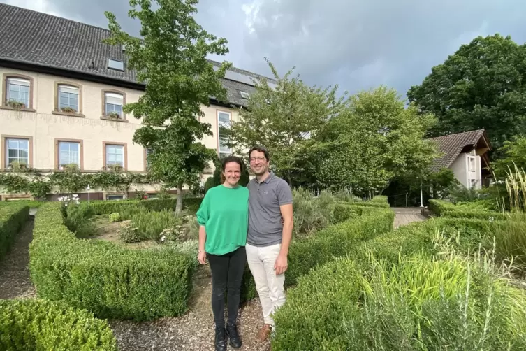 Violaine und Erik Jennewein im ehemaligen Bauerngarten des Hotels, der von Erik Jenneweins Großmutter angelegt wurde.