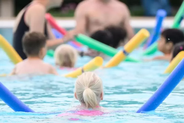 Mit der Schwimminitiative will der Landkreis sicher stellen, dass Kinder schwimmen lernen. 