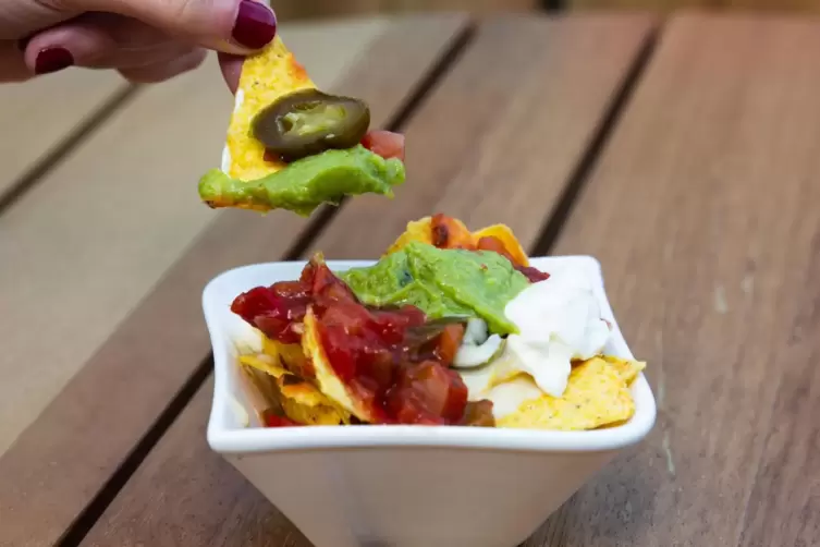 Die weniger gefährliche Variante: Eigentlich werden die dreieckigen Chips unter anderem mit Guacamole verzehrt.