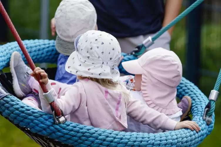 Damit die Kinder nicht nur draußen, sondern auch drinnen vor der Sonne sicher sind, erhält die Kita Morlautern einen Sonnenschut