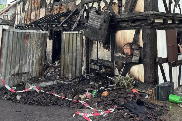 Der Bereich um das Haus bleibt laut Feuerwehr noch eine Woche lang gesperrt. 