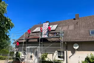 Das Team von Heizungsbau Fuchs bei der Installation einer Photovoltaikanlage. F