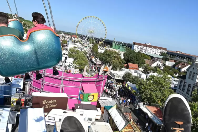 Hinter dem Riesenrad kann man sogar bis zum Odenwald blicken. 