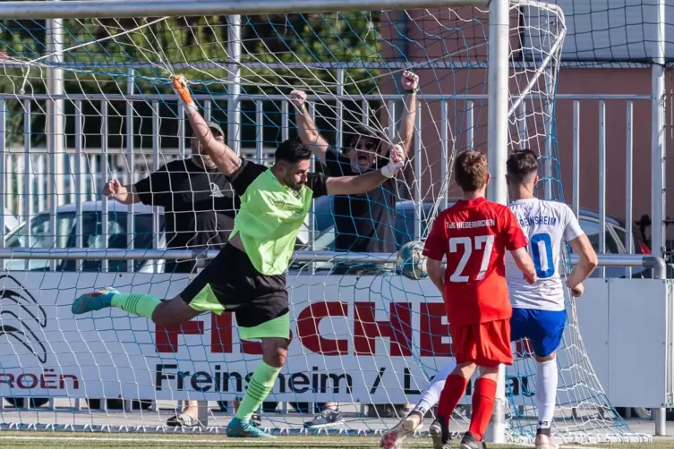 Da ist Serhan Arkat geschlagen: Freinsheims Bastian Rinn trifft zum 3:1, hinterm Tor jubeln die Fans. 