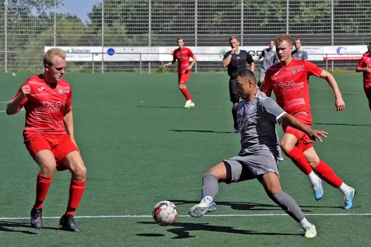 Seebachs Jason Harrison (am Ball), hier im Heimspiel gegen den Ludwigshafener SC, hatte eine große Torchance.