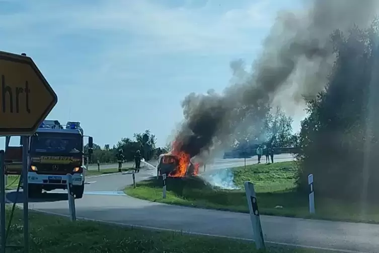 Das Auto stand am Rande der Ausfahrt.