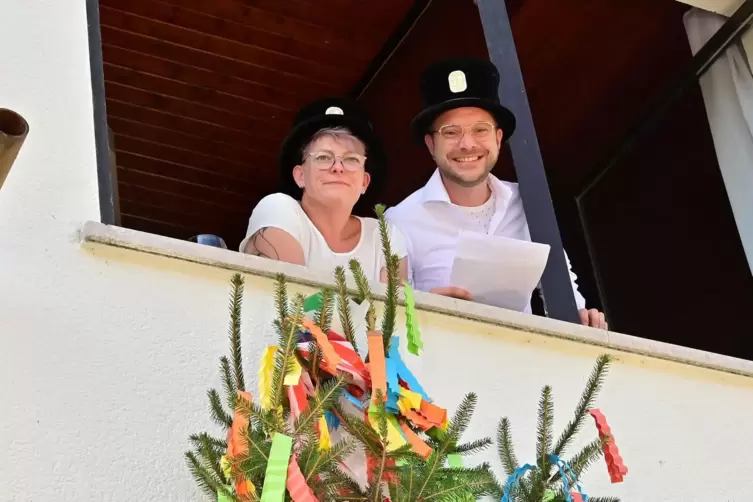 Sandra Gauter und Oliver Türr lesen die Kerwerede am Sportheim