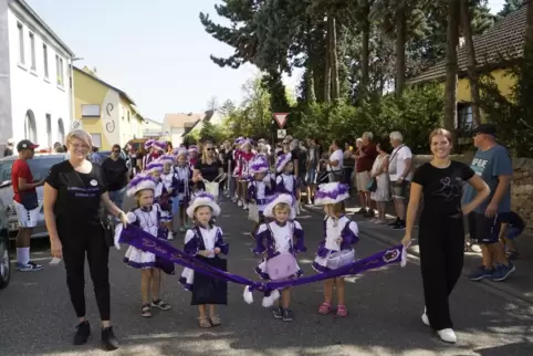 Lila Zukunft: Die Kindergruppe des Karnevalvereins Dirmstein beim Kerweumzug.