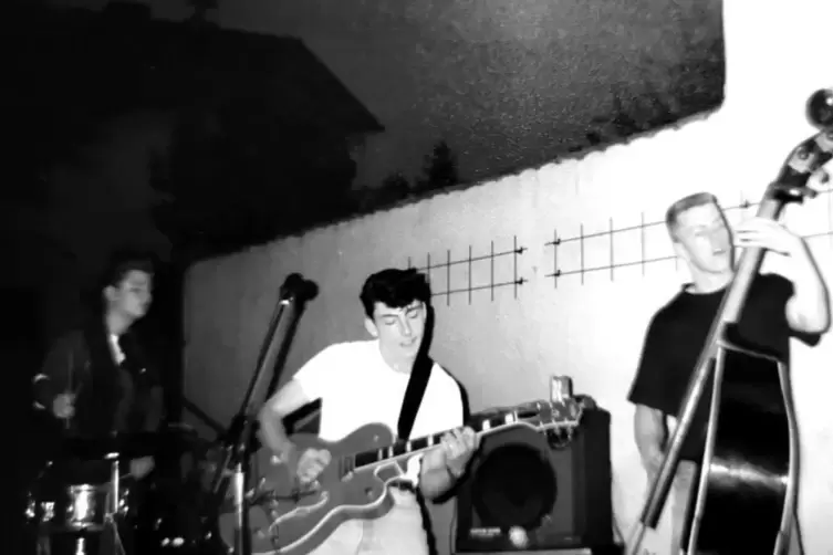 Der erste Auftritt 1993: Sänger und Gitarrist Oliver Heydenreich, Bassist Karl Klee und Schlagzeuger Dan Kirschner in Oggersheim