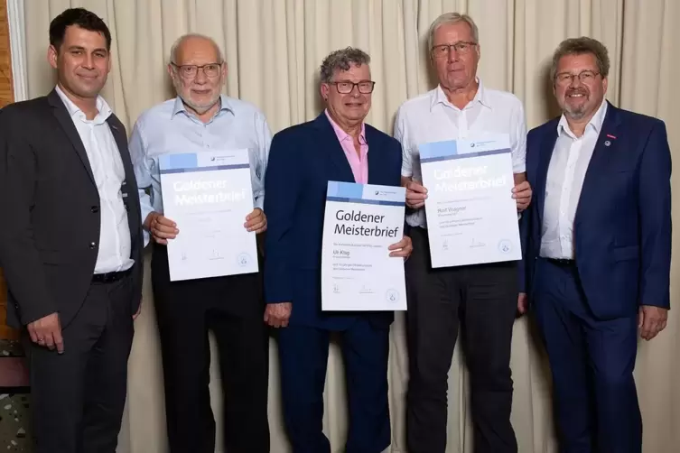 Drei Geehrte aus dem Donnersbergkreis waren vor Ort (von links): Walter Schnell, Uli Klag und Rolf Wagner. Mit auf dem Foto: Hau