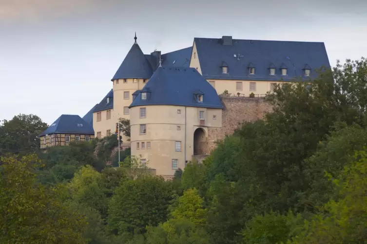 Die Ebernburg. Zu ihren Füßen geben sich Mittelalterfans ein Stelldichein. 