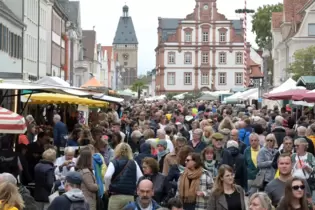 Gut besucht: 80 Aussteller präsentieren sich auf dem Bauernmarkt.