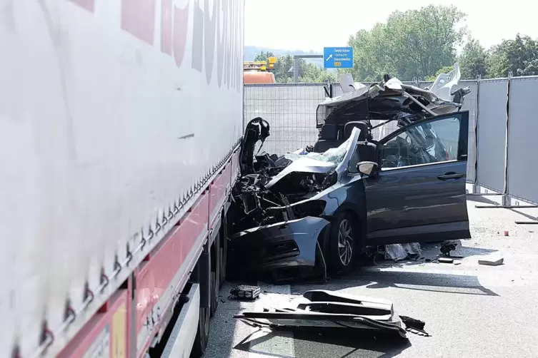 Ein Lastzug mit slowenischem Kennzeichen steht mit Panne auf Standstreifen, ein grauer VW Touran fährt unter den Auflieger.Der B