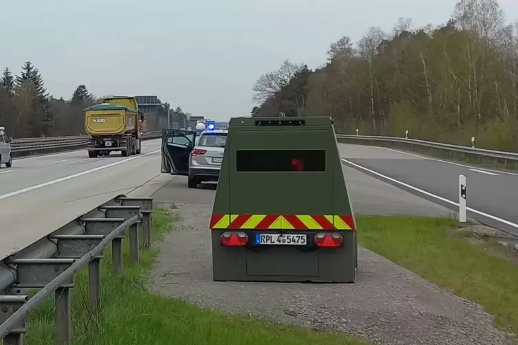 Verräterisch: Die Polizei hat den Fahrer ohne Führerschein auch auf zwei Blitzer-Fotos entdeckt. 