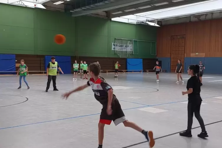 Es ist Konzentration gefragt: Die Spielregeln bei Völkerball wurden immer so geändert, dass die Spieler automatisch ihre Mitspie