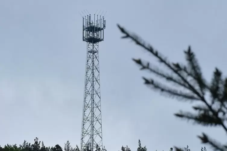 Der Funkmast auf dem Hahnackerkopf versorgt weite Teile des Isenachtals.