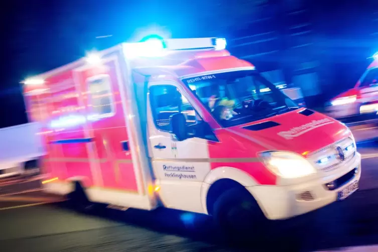 Ein Rettungswagen brachte den Rollerfahrer ins Krankenhaus. 