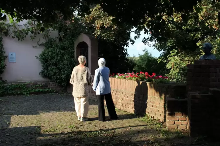 Renate Schwarz und die syrische Mutter beim Spaziergang zu einem ihrer Jockgrimer Lieblingsorte, dem Lina-Sommer-Platz im Hinter