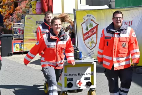 Auf zum nächsten Einsatz: René Schaupp (hinten), Julia Göbel und Andreas Bär zählen zu den rund 110 ehrenamtlichen DRK-Helfern a