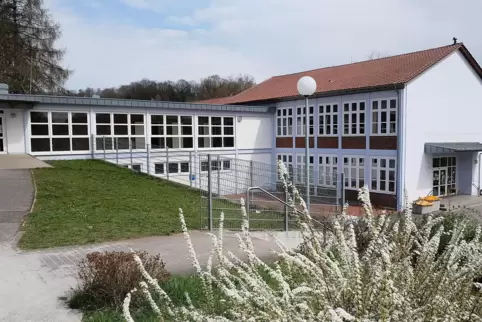 Die Grundschule in Ernstweiler wurde nach dem elsässischen Friedensnobelpreisträger Albert Schweitzer benannt.