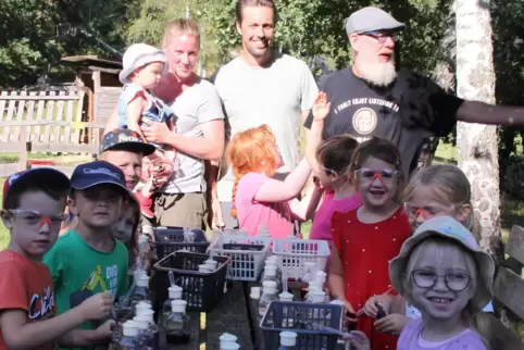 Dank einer Spende von Yvonne (links) und Georg Kirberg konnten Kinder der Kita Am Wiesenpfad mit Stefan Weigand (rechts) von der