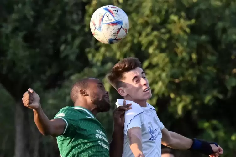 Grünstadts Raimundo Sebastiao Dombaxi (links) im Kopfballduell mit Simon Schreck. 