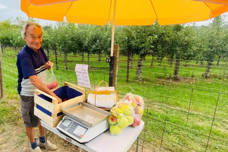 Horst Dicker kann es nicht lassen: Der Obststand ist seine Leidenschaft. 