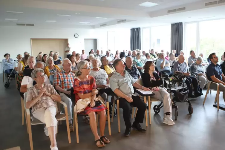 Etwa 80 Landauer haben intensiv zugehört und mitdiskutiert.