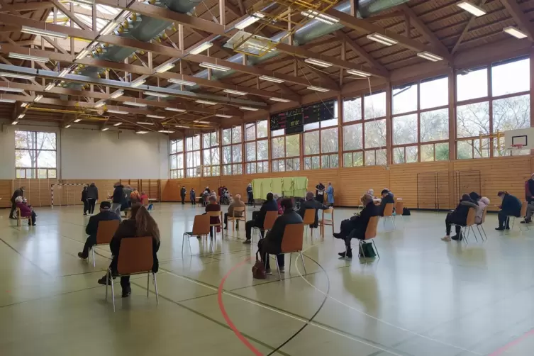 Ausgeklügelte Problemlösung: Die Eckbachhalle, hier genutzt als Impfzentrum, soll künftig über Deckenstrahlplatten beheizt werde