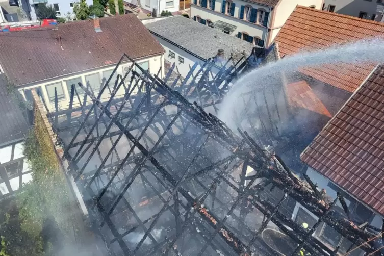 Die abgebrannte Scheune aus der Sicht der Feuerwehr. 