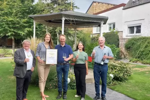 Feierten die Preisübergabe im Weingut Kimich (von links): der Deidesheimer Stadtbürgermeister Manfred Dörr, die Deutsche Weinpri
