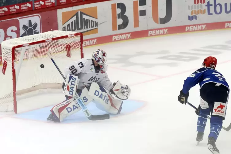 Der entscheidende Penalty: Max Görtz verwandelt für die Wild Wings. 