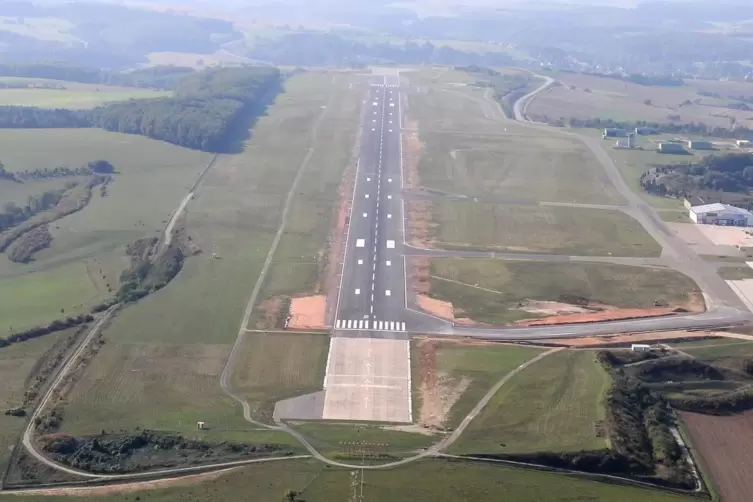 Die Start- und Landebahn des Zweibrücker Flughafens. 